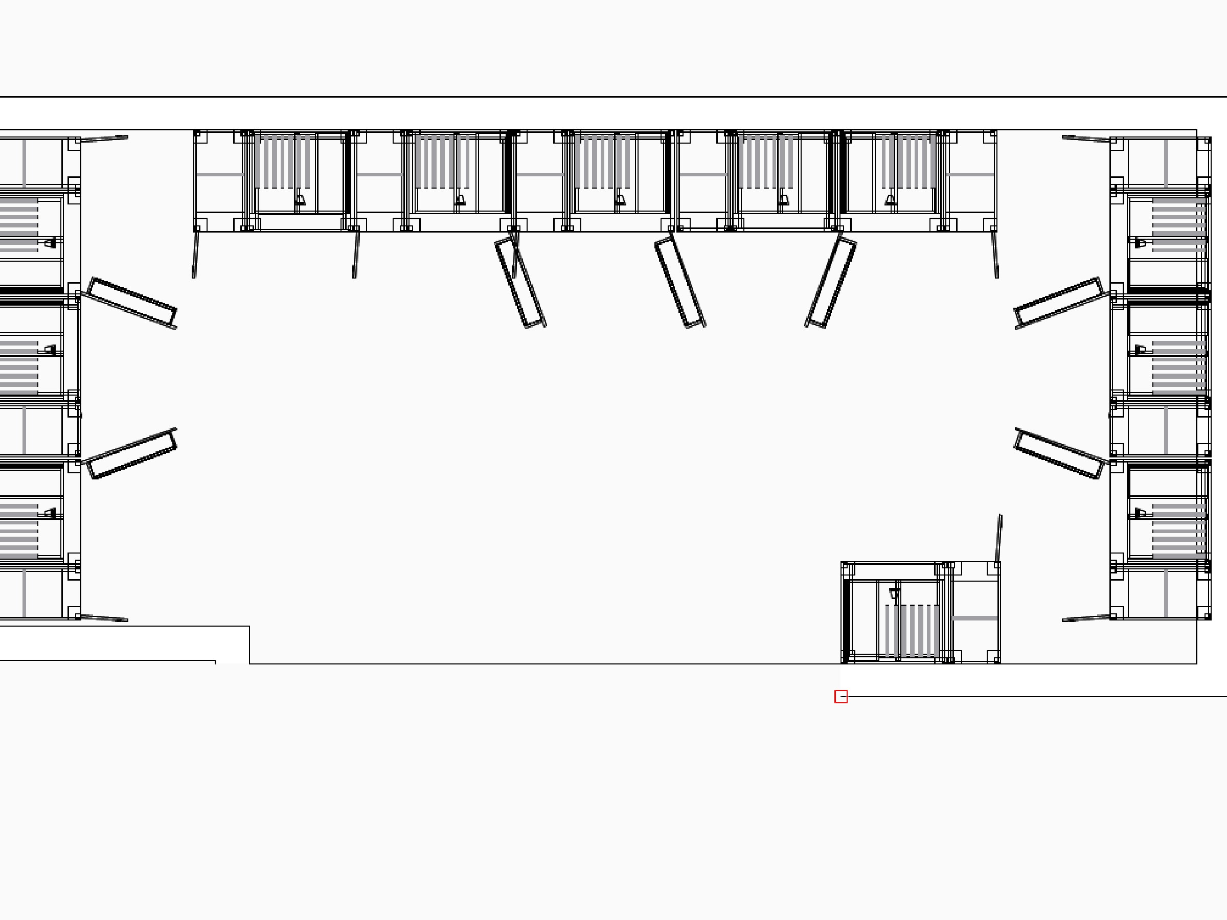 Technischer Grundriss einer geplanten Sattelkammer mit Schrankreihen an den Wänden und eingezeichneten Türschwenkbereichen